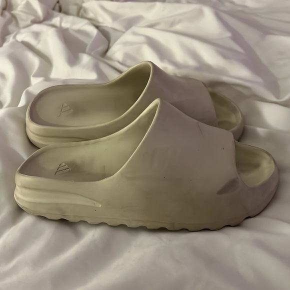 Yeezy slides - Picture 3 of 4